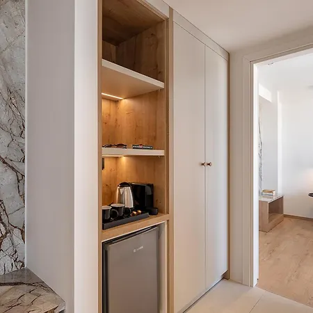 Iperion מלון דירות 4*